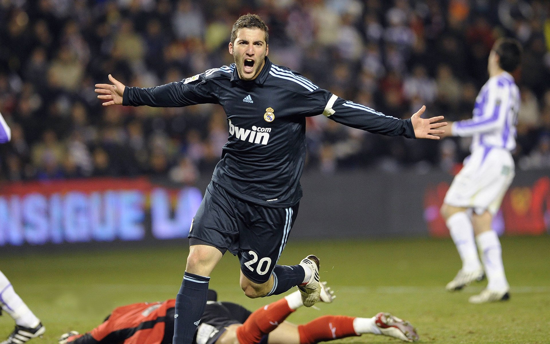 曼联在主场逆转战胜强敌，积分追赶榜首